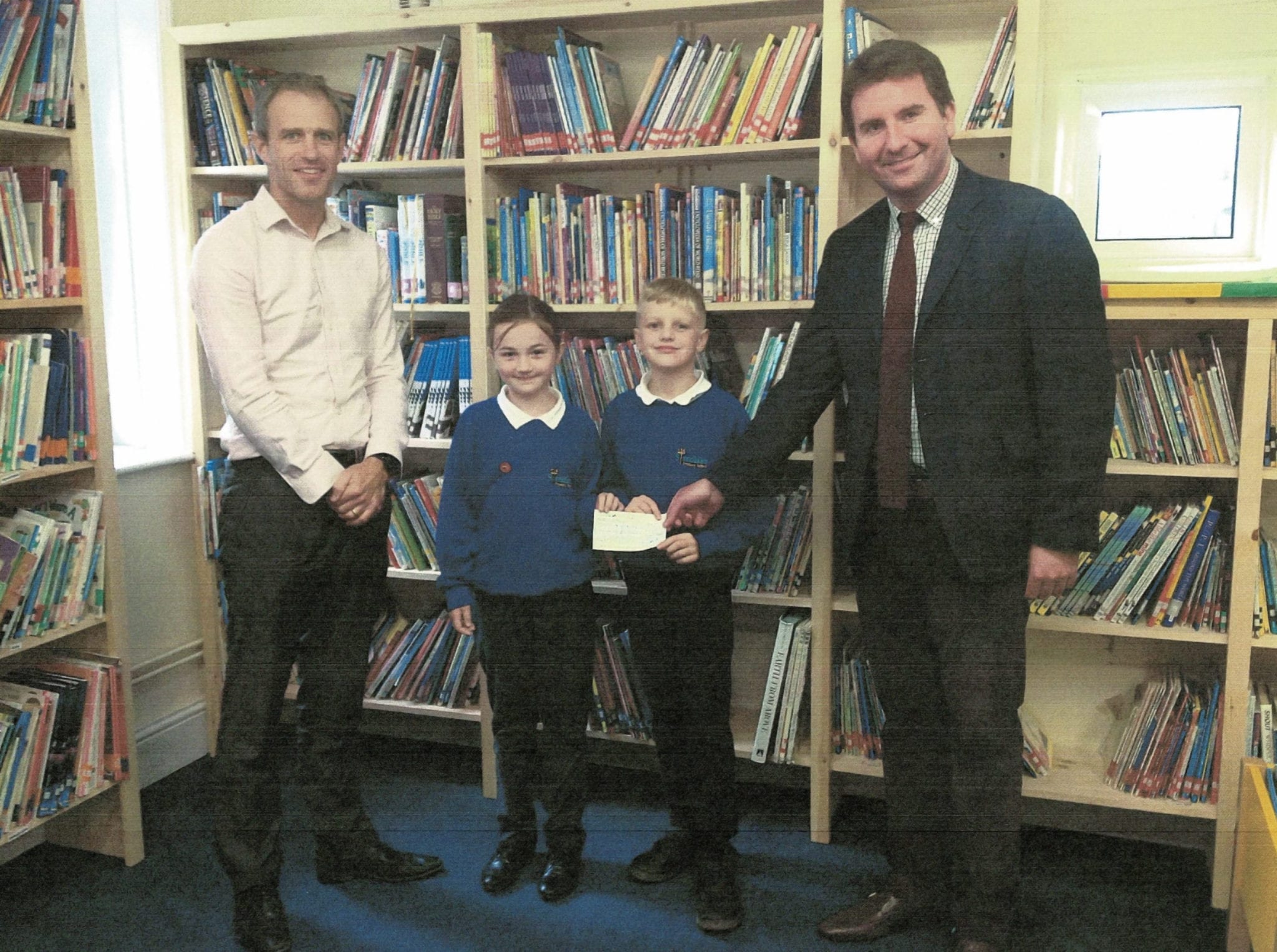 Lincoln Farm Park - Standlake Primary School receives a £2,500 donation from James Cooper